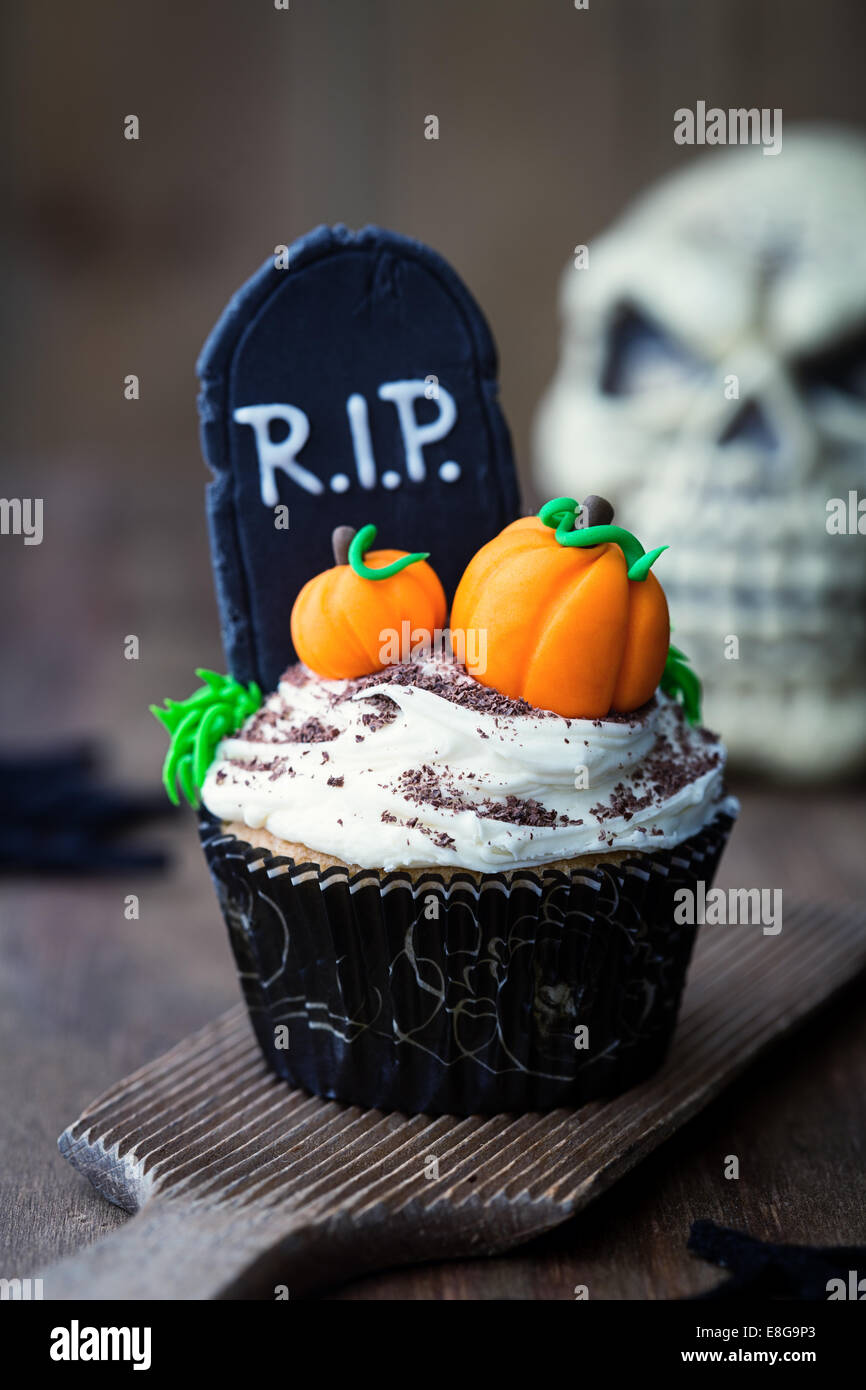 Halloween cupcake decorated with fondant pumpkins Stock Photo