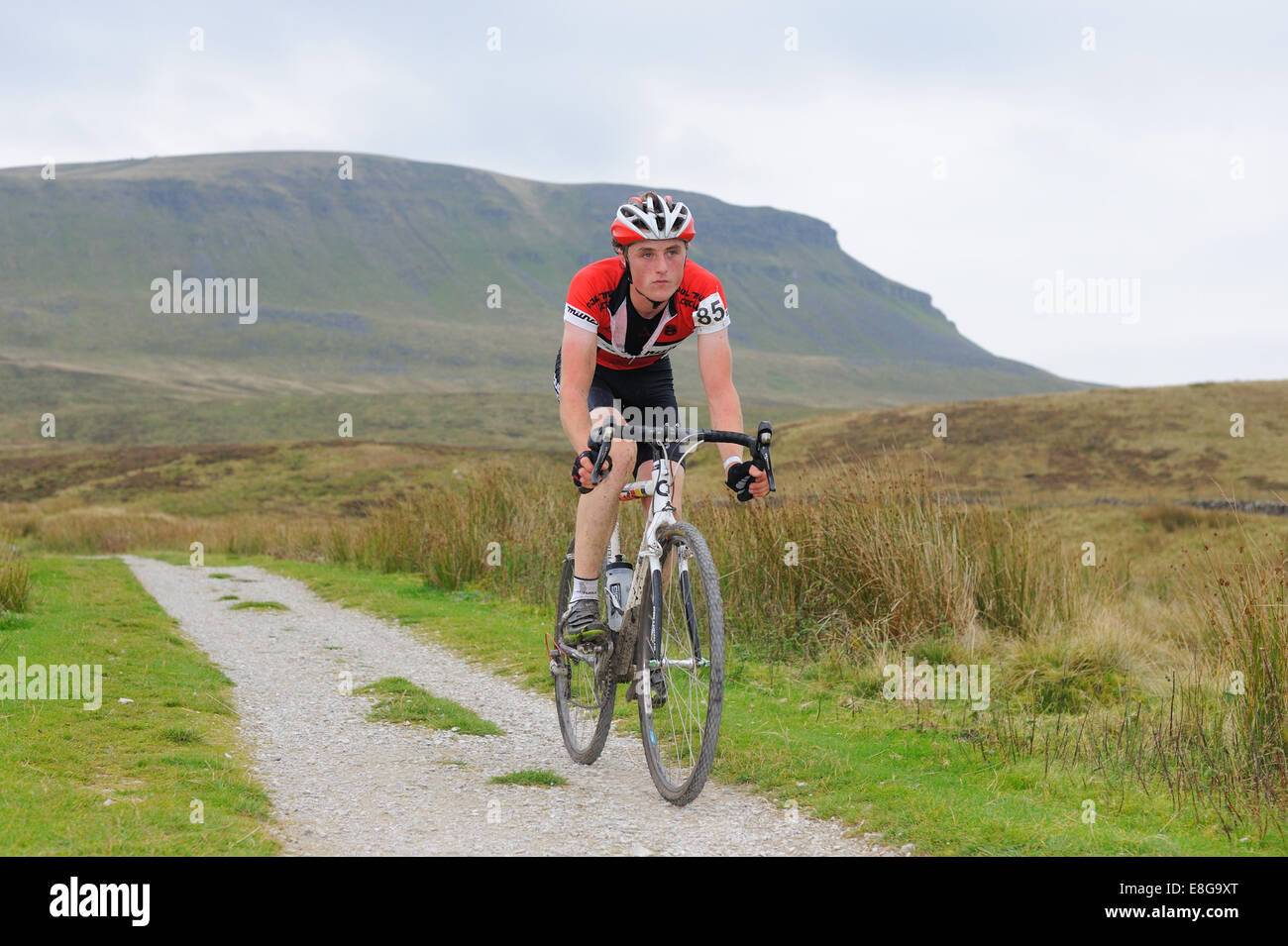 Rider taking part in the three peaks cx race with Pen y Gent in the background Stock Photo