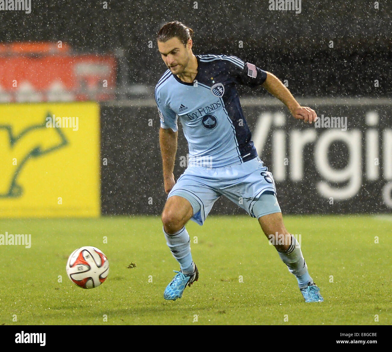 Washington, DC, USA. 3rd Oct, 2014. 20141003 - Sporting KC midfielder Graham Zusi plays the ball in the rain during the match against D.C. United at RFK Stadium in Washington. © Chuck Myers/ZUMA Wire/Alamy Live News Stock Photo