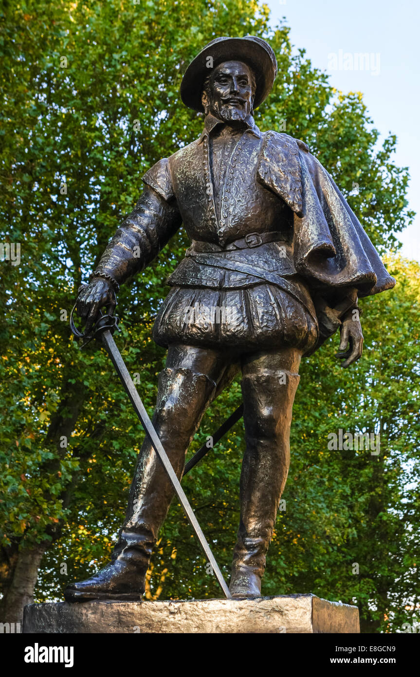 Bronze statue of Sir Walter Raleighe, Greenwich, London England United Kingdom UK Stock Photo