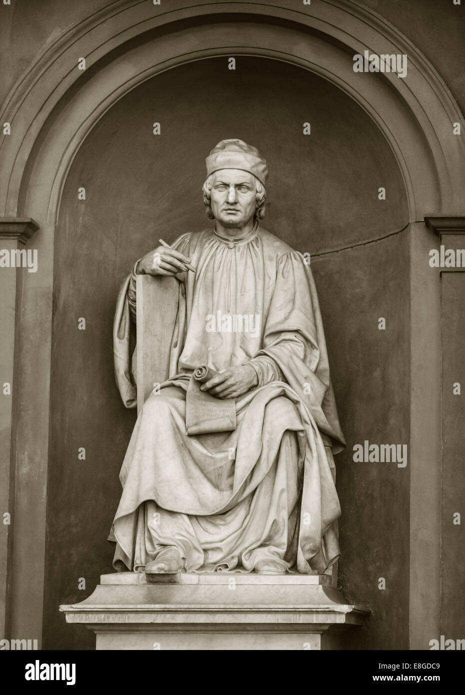 Statue of Arnolfo Di Cambio, Italian architect and sculptor, by Luigi  Pampaloni, outside the Uffizi Gallery, Florence, Italy Stock Photo - Alamy
