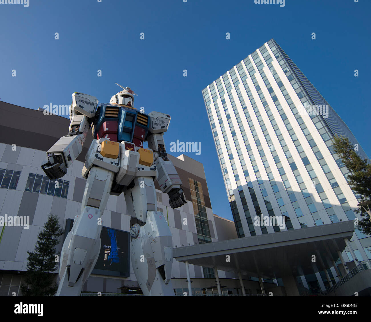 18-meter Gundam Statue in front of  DiverCity Tokyo Plaza, Odaiba, Tokyo. Stock Photo