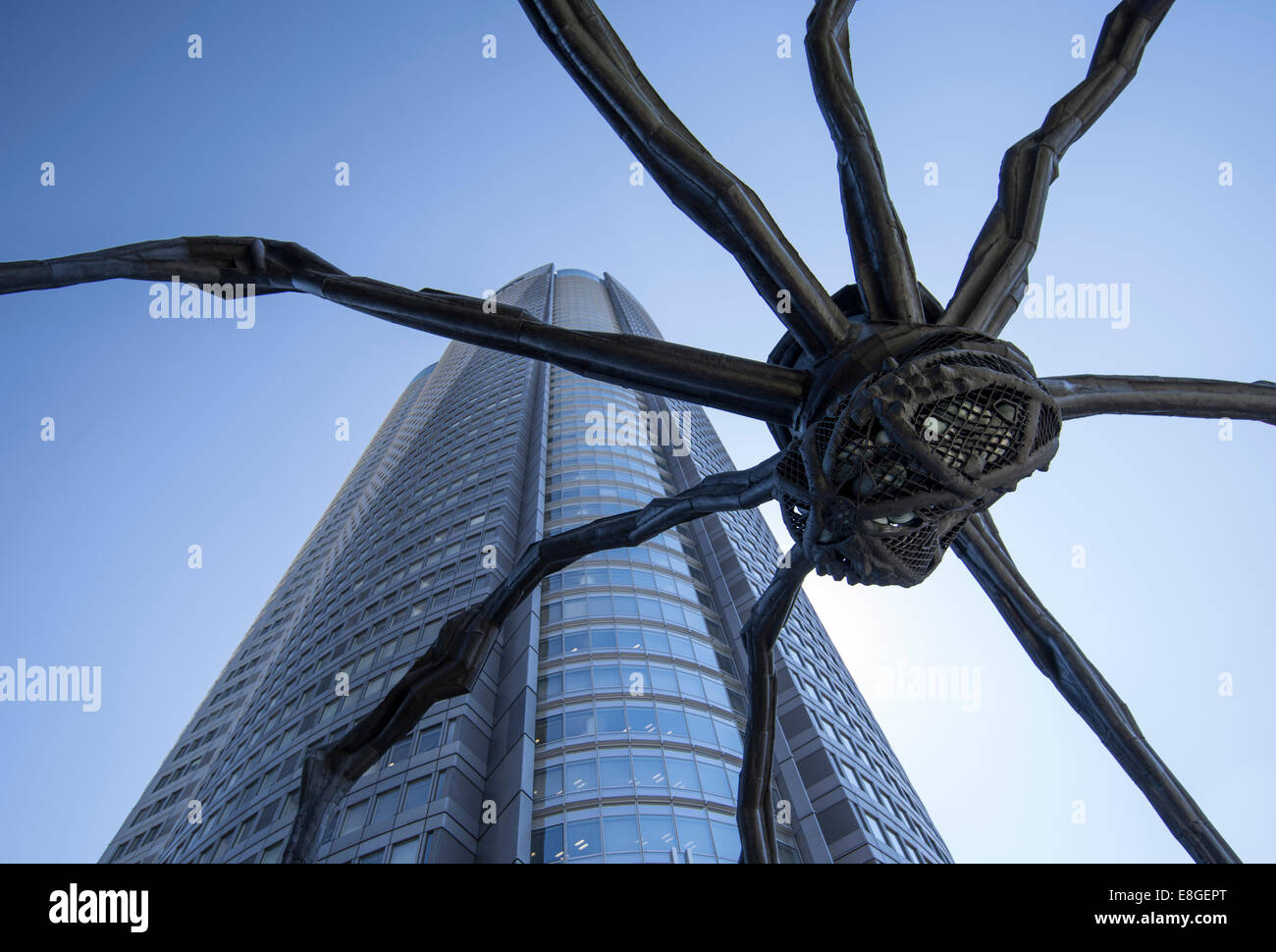 Maman (1999) i bronze, stainless steel, and marble sculpture of spider by the artist Louise Bourgeois  at the base of Mori Tower Stock Photo