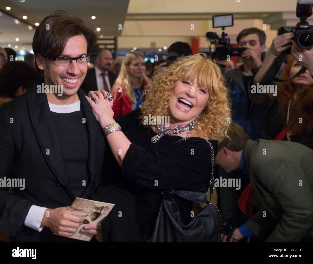 Galkin showed how Pugacheva does homework with Lisa and Harry 09.01.2018 51 Galkin showed how Pugacheva does homework with Lisa and Harry 09.01.2018 71