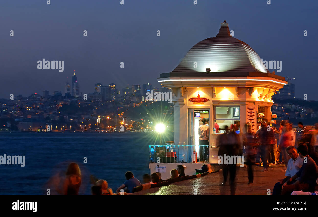 Turkey, Istanbul, nightlife at the waterfront in Uskudar Stock Photo