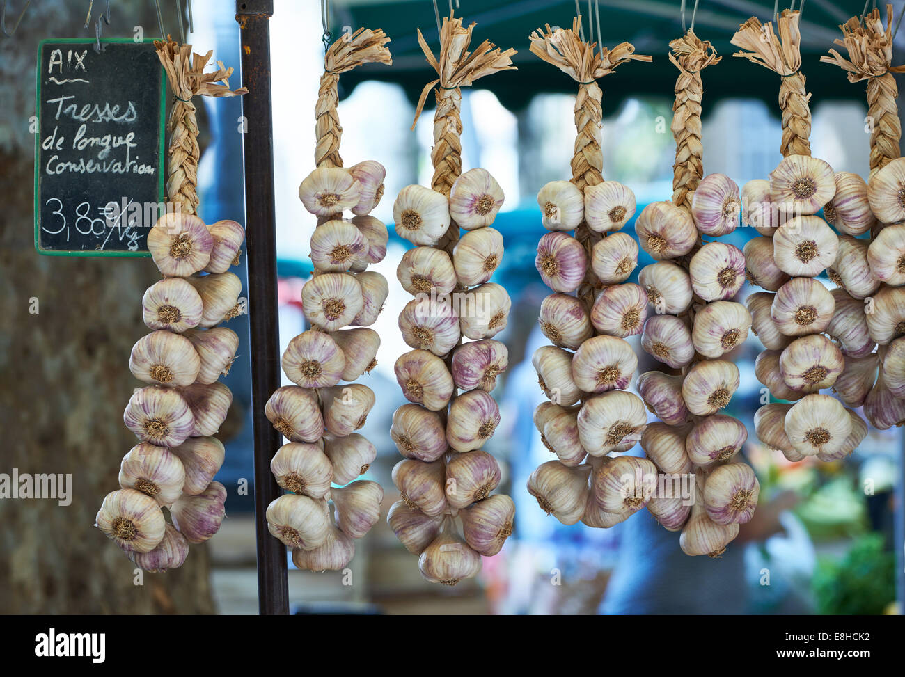 Violet garlic for sale at  farmers market in Aix en Provence, France Stock Photo