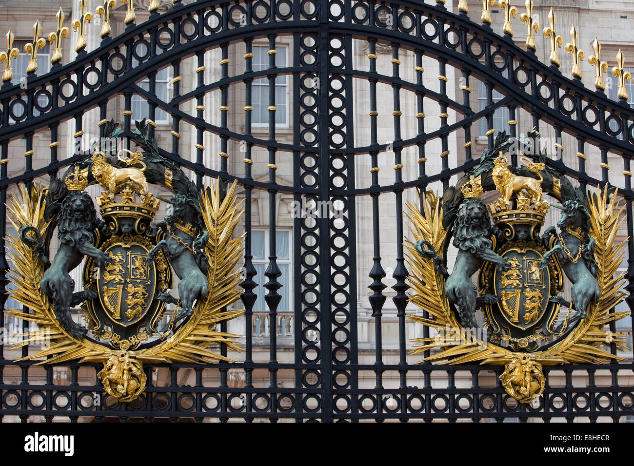 Front gates at Buckingham Palace England Stock Photo