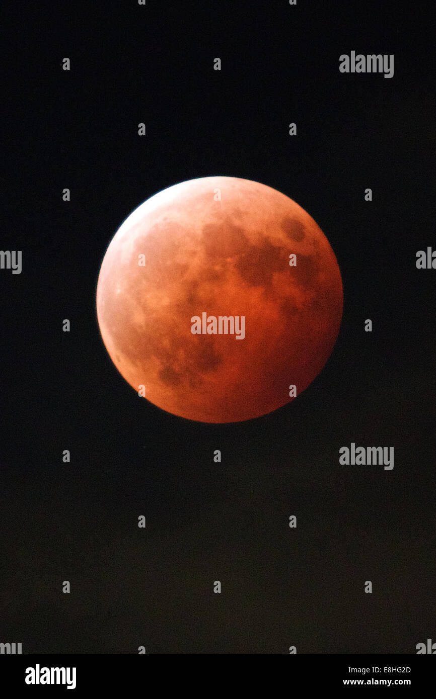Tokyo Japan 8th October 14 A Total Lunar Eclipse Turns The Moon Stock Photo Alamy Tokyo Japan 8th October 14 A Total Lunar Eclipse Turns The Moon Stock Photo Alamy