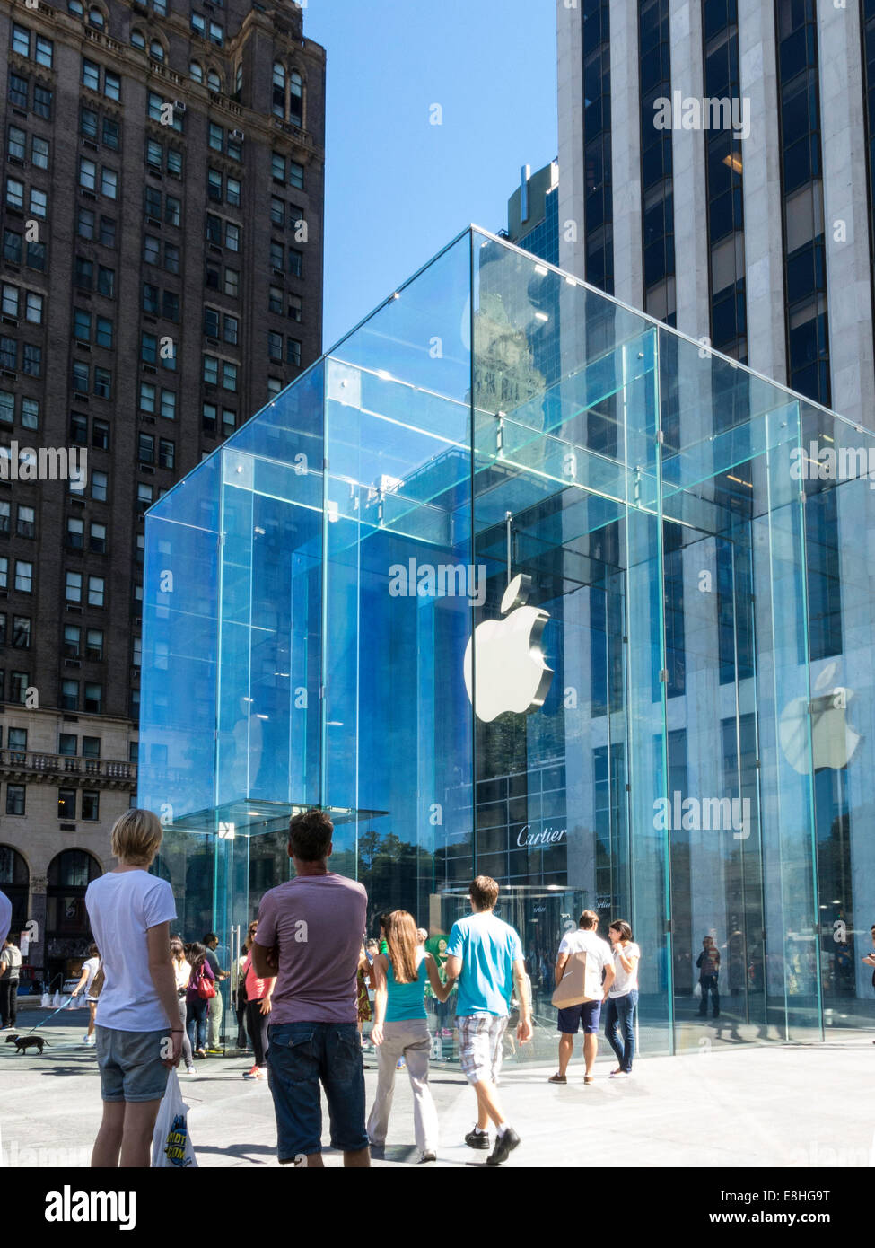 Apple Computer Store, Fifth Avenue, NYC Stock Photo - Alamy