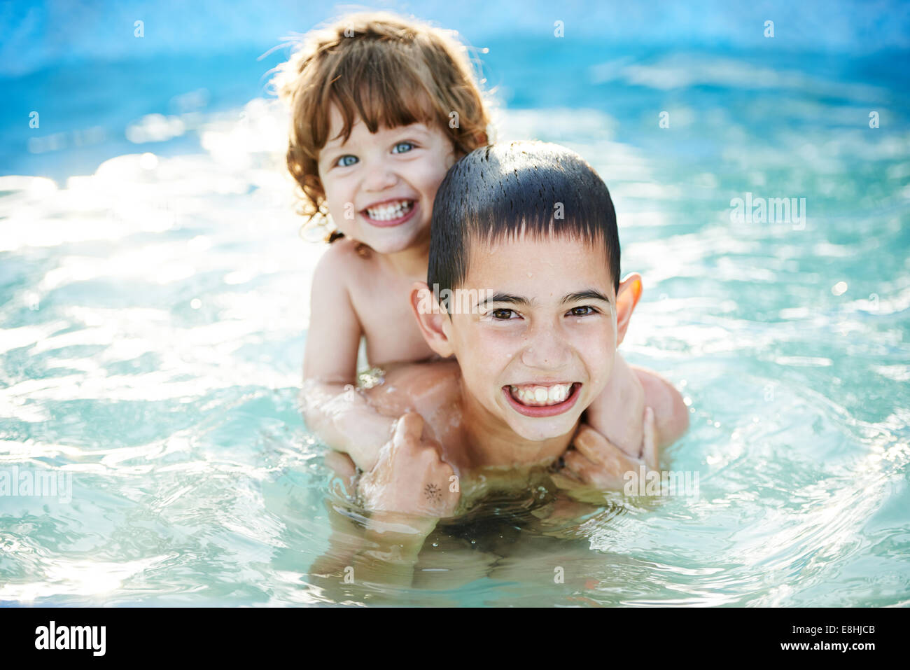 Sister brother pool. Братья в бассейне. Сестренка у бассейна. Сестра в бассейне. С сестрами в бассейне.