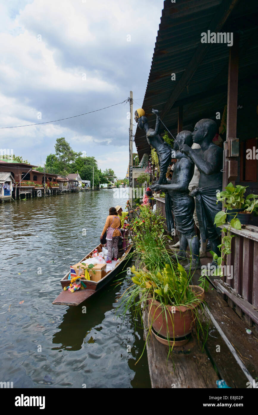 floating market vendor on the Klong Bang Luang Canal in Bangkok, Thailand Stock Photo