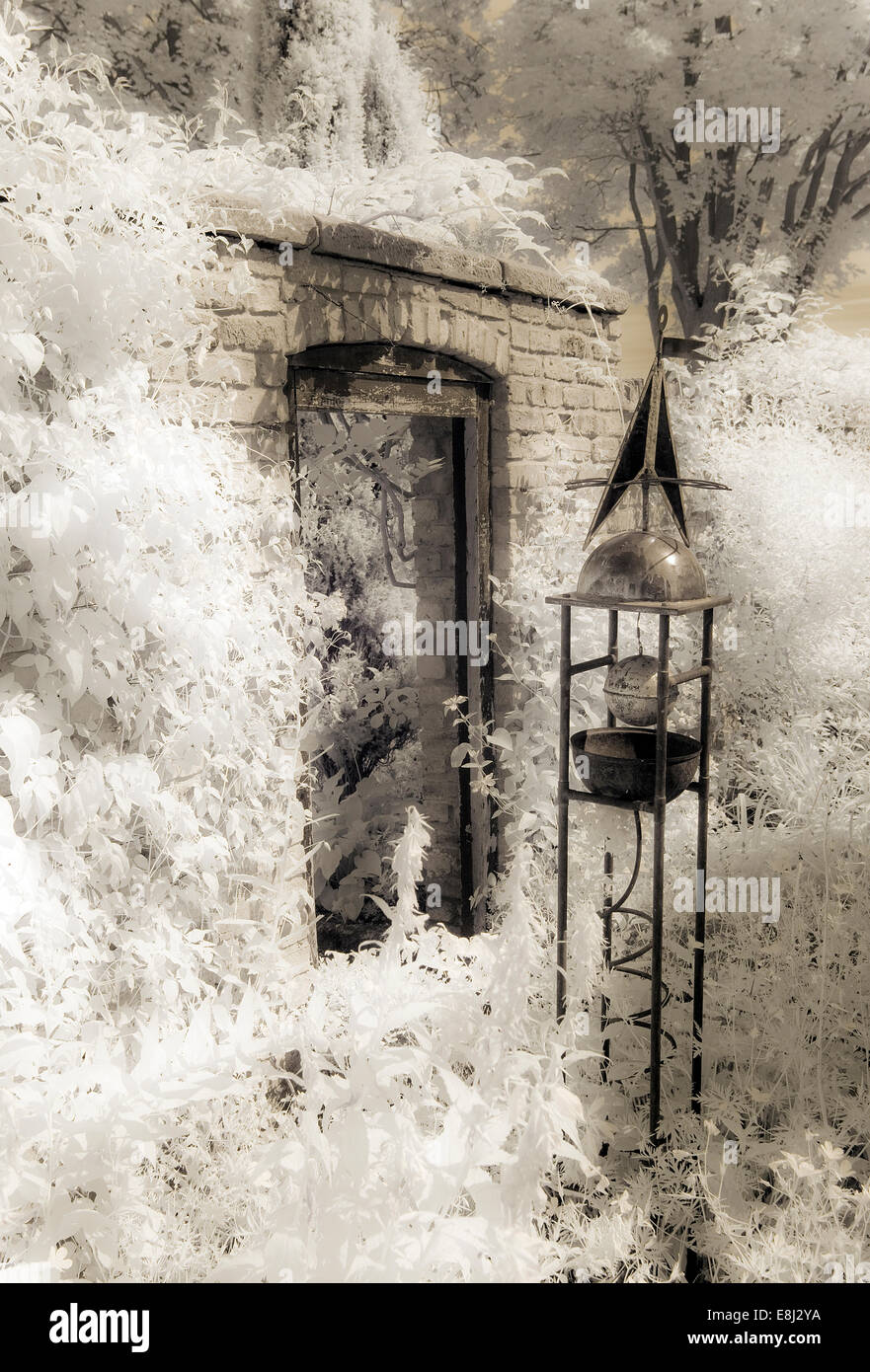 Old english garden wall hi-res stock photography and images - Alamy