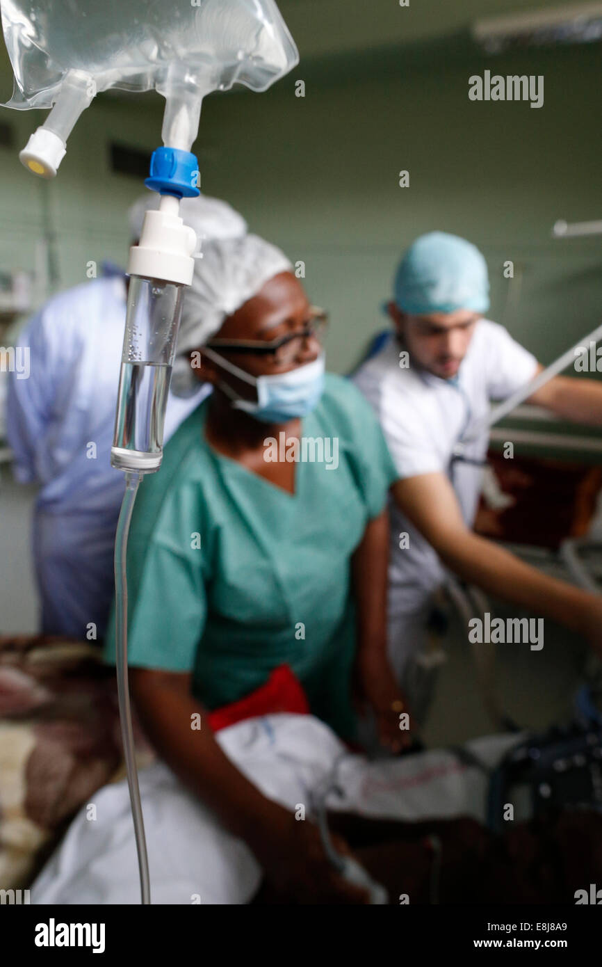 Intensive care unit hi-res stock photography and images - Page 3