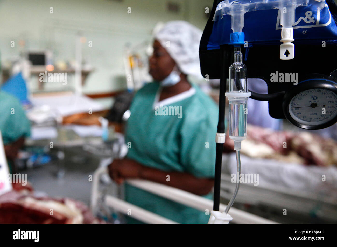 Intensive care unit hi-res stock photography and images - Page 3