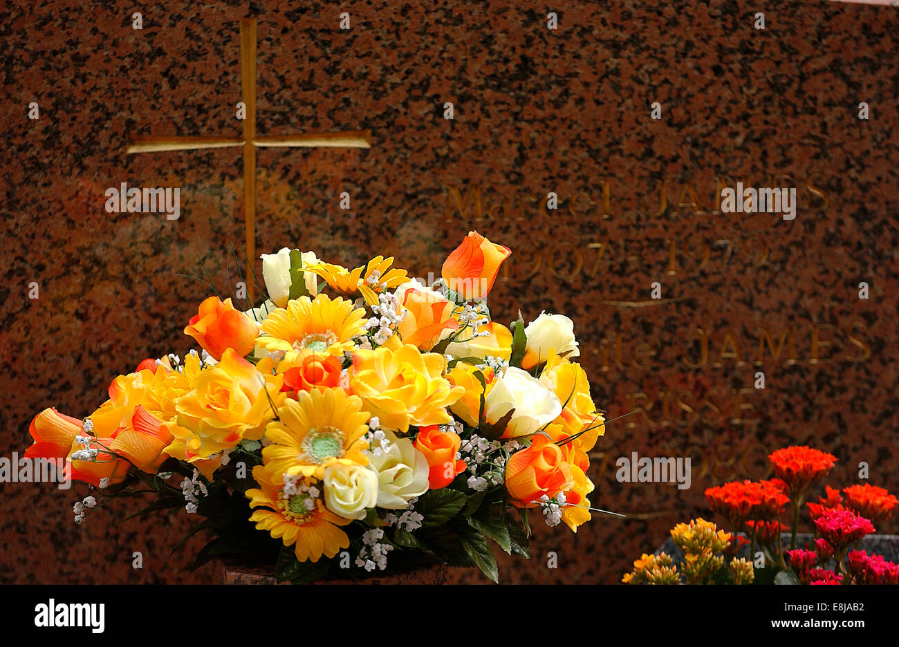 Flowers on tomb Stock Photo Alamy