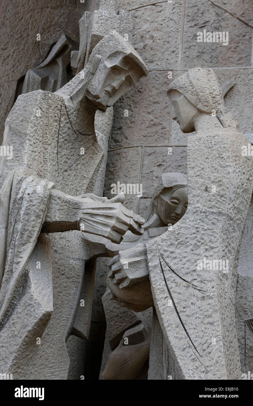 Sagrada Familia basilica. Passion faade : Pilate washing his hands and his wife Claudia, sculpture by Joseph Maria Subirachs Stock Photo