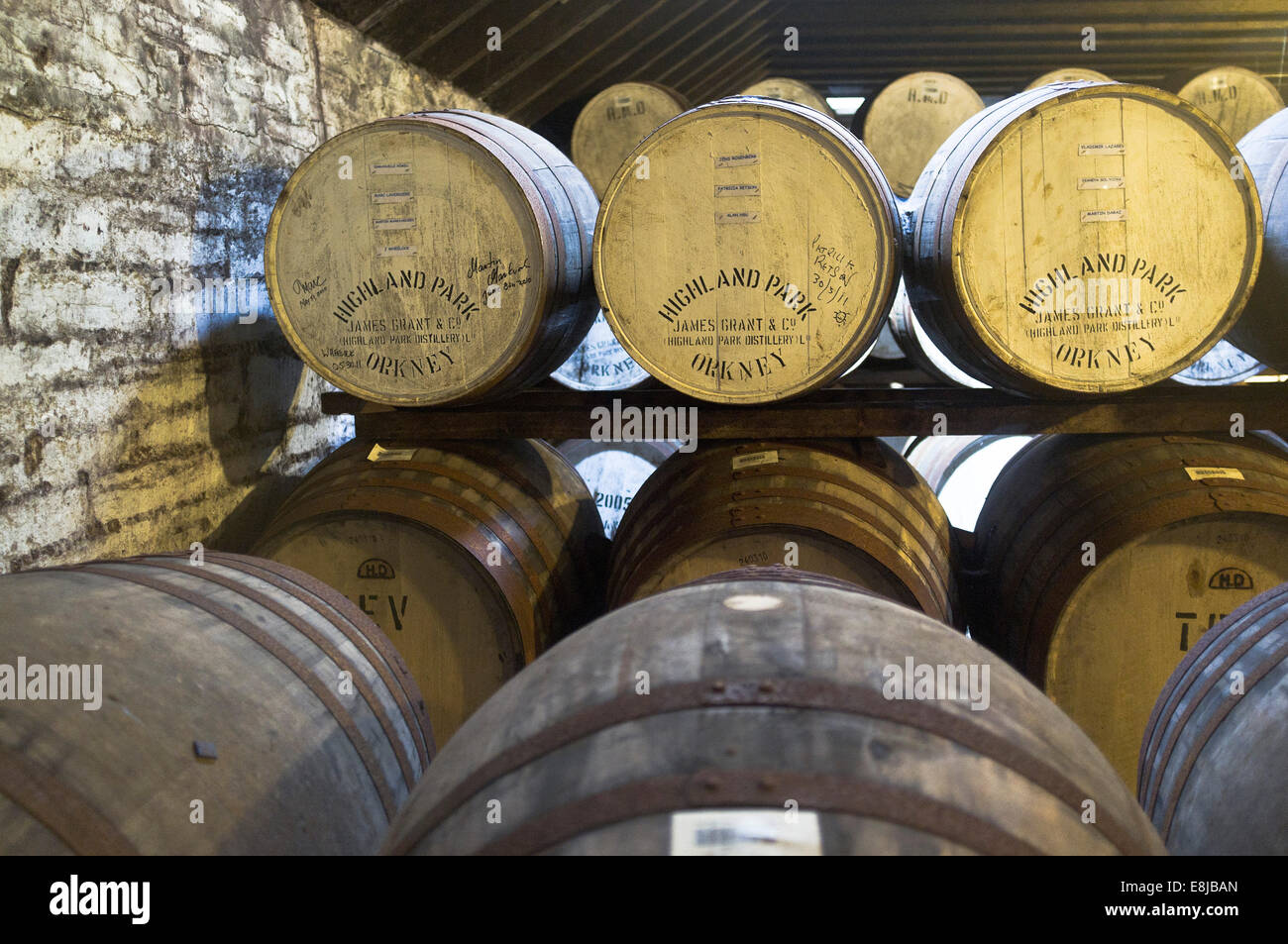 dh Highland Park Distillery KIRKWALL ORKNEY Single malt whisky wood barrels maturation bonded warehouse storage Stock Photo
