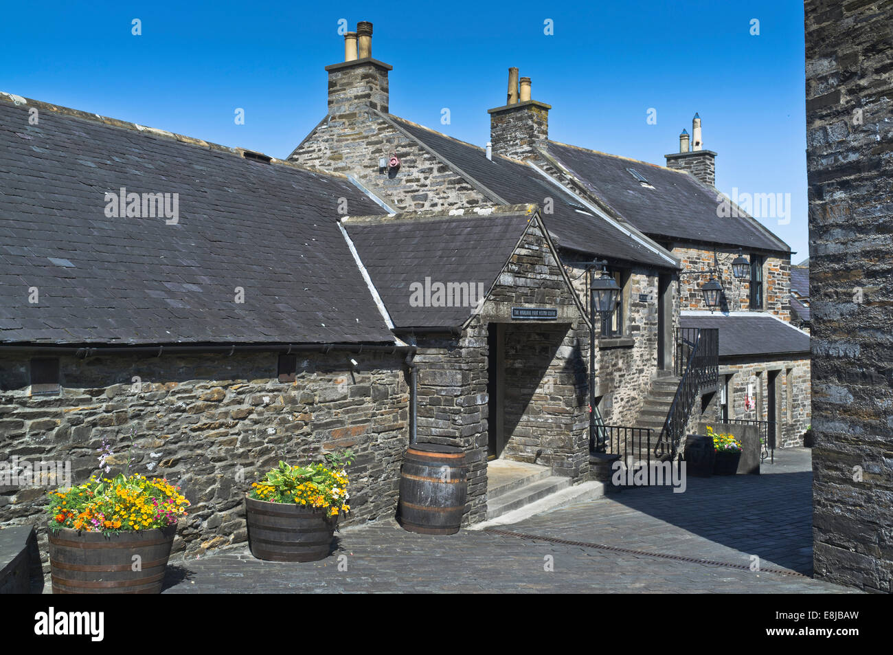 dh Highland Park Distillery KIRKWALL ORKNEY Single malt whisky distillery visitor centre and office buildings scotland Stock Photo
