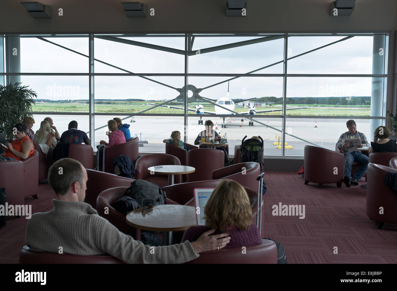 dh Passenger lounge INVERNESS AIRPORT INVERNESSSHIRE British couple passengers small departure uk scotland terminal lounges interior airport Stock Photo