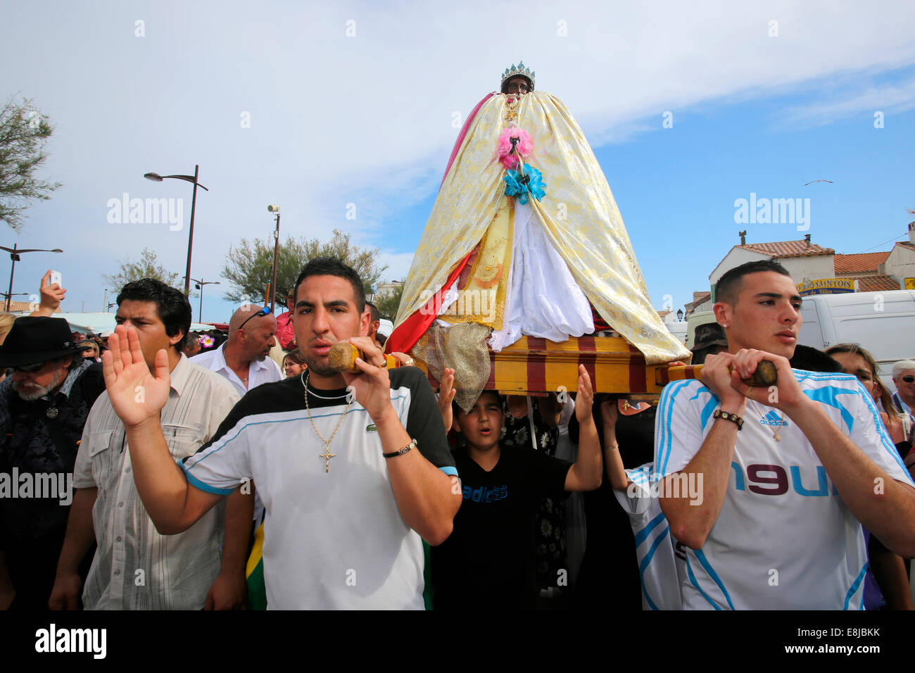 Gypsy pilgrimage at les SaintesMariedelamer. Worshipers carrying