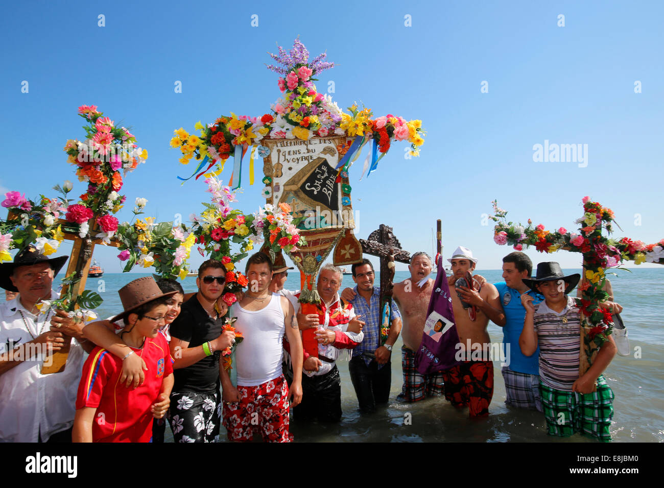 Gypsy pilgrimage at les SaintesMariedelamer Stock Photo Alamy