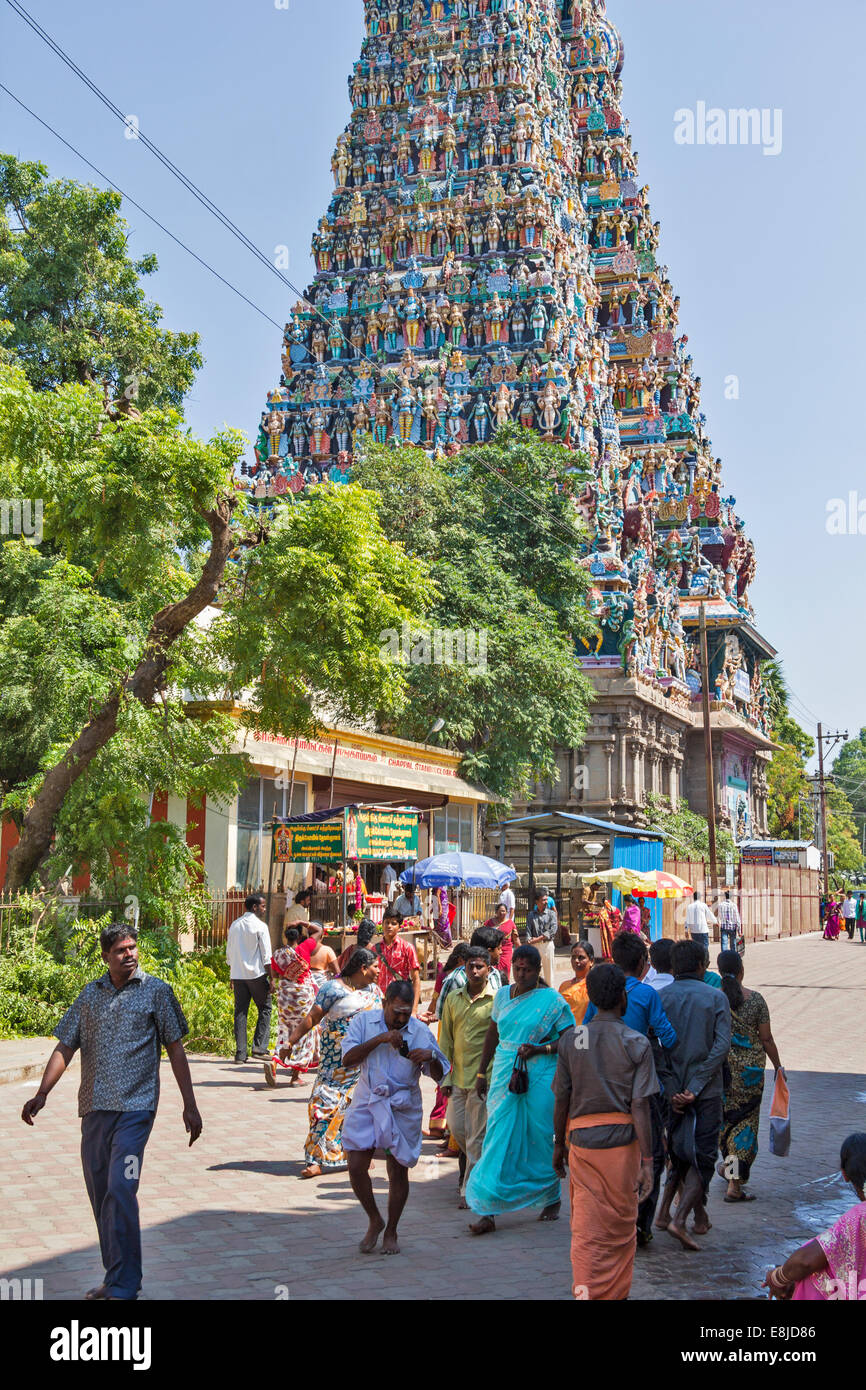 MEENAKSHI AMMAN TEMPLE MADURAI INDIA STREET SCENE AND PEOPLE ALONGSIDE A TEMPLE TOWER Stock Photo