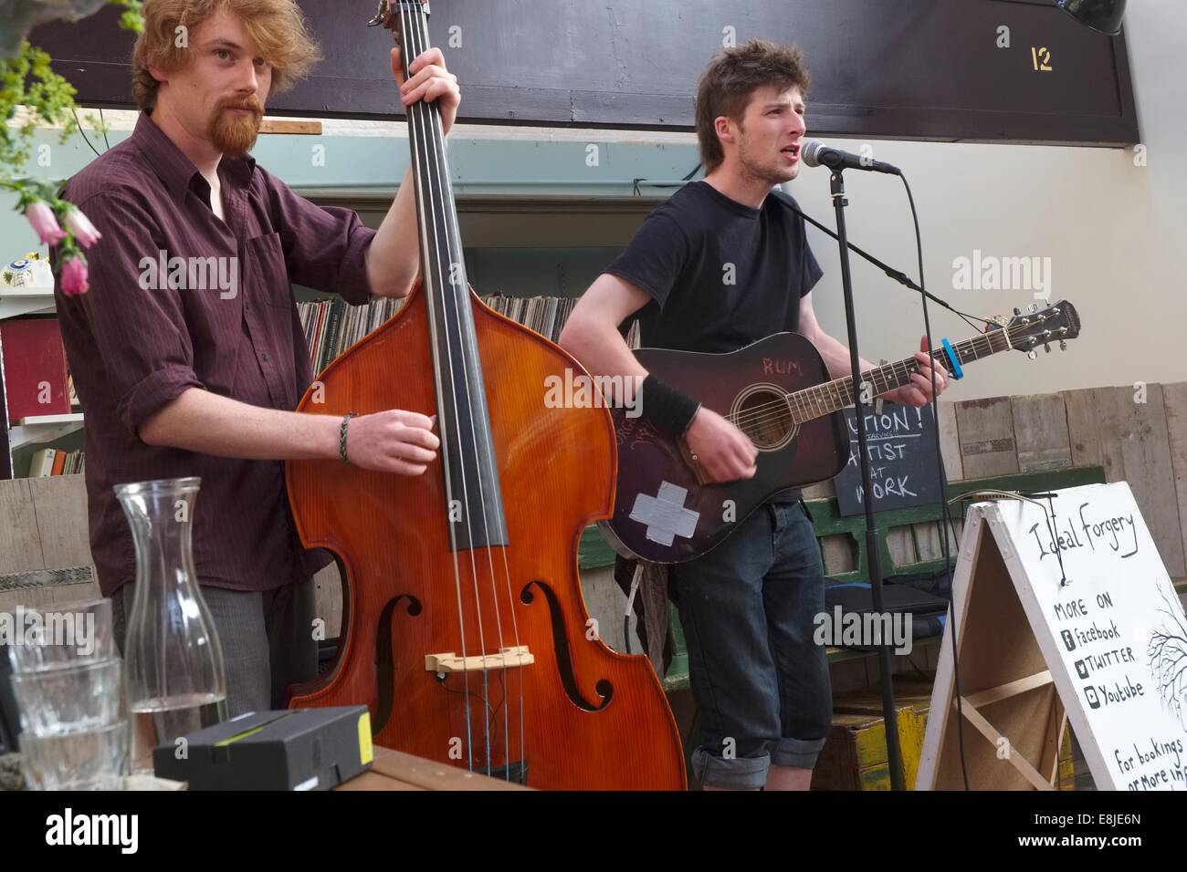 Popular Manchester Folk/Rock (Acoustic) band entertain diners in the refurbished Victorian