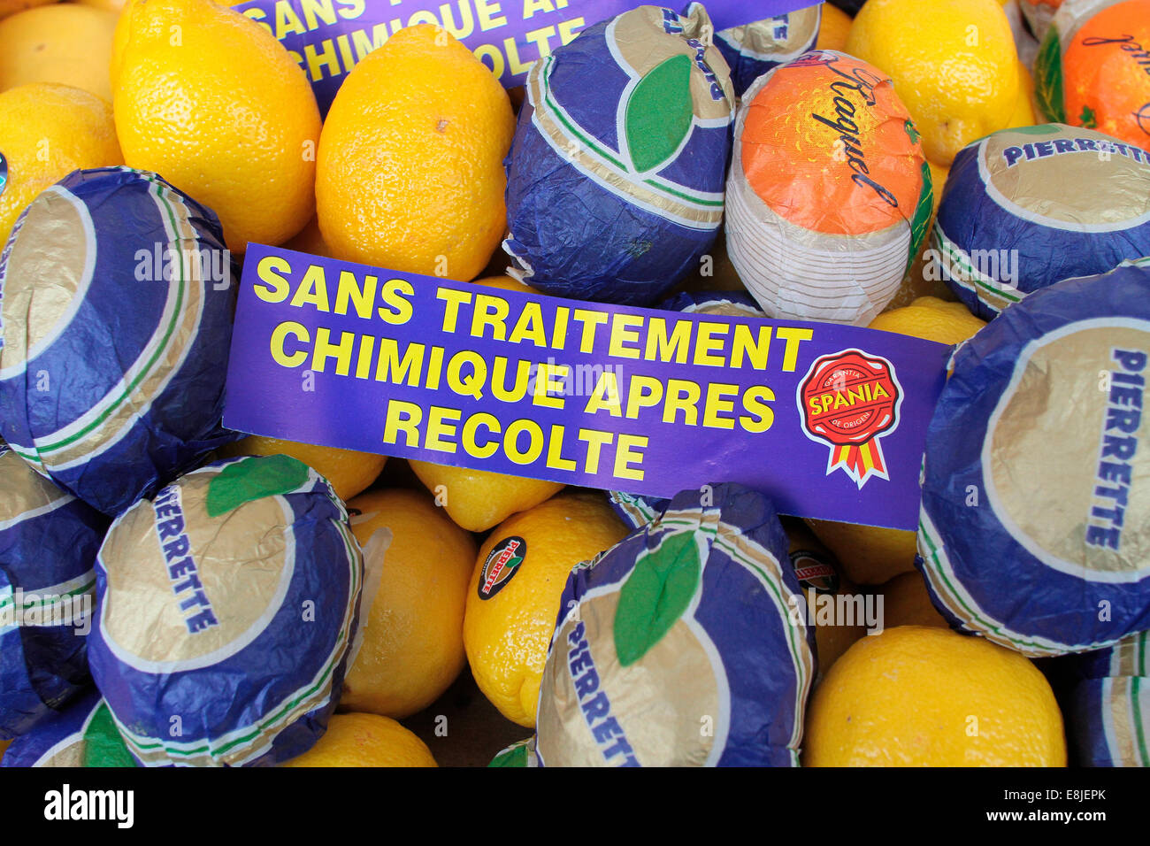 Labels on Spania lemons 'without chemical treatment after harvest.' Stock Photo