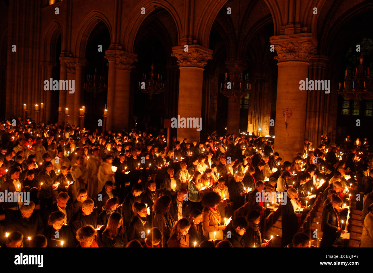 Notre Dame cathedral, Paris. Easter vigil Stock Photo Alamy