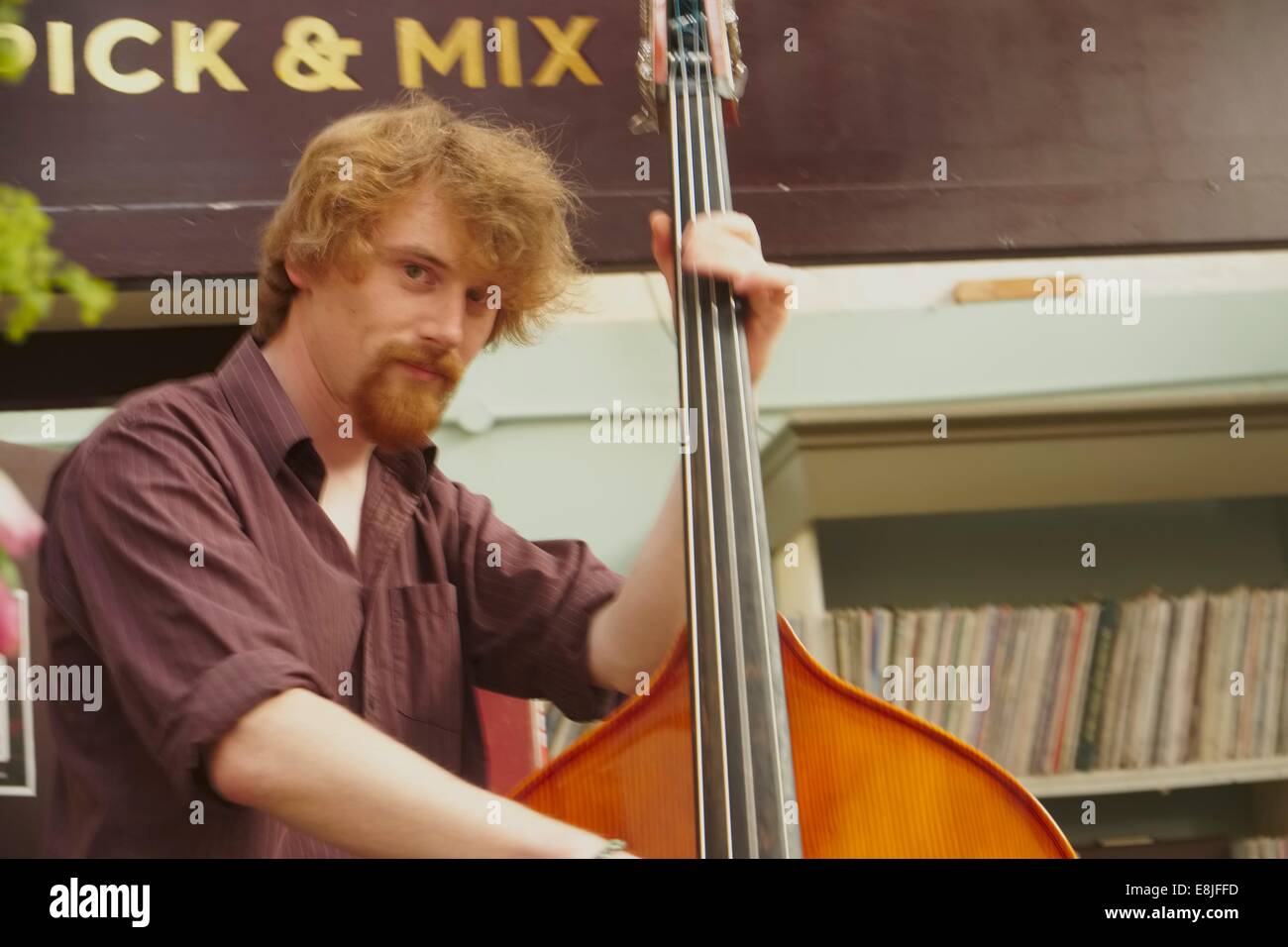 Popular Manchester Folk/Rock (Acoustic) band entertain diners in the refurbished Victorian