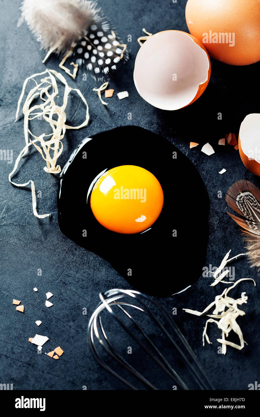 Fresh eggs with straw and feathers on a dark background Stock Photo - Alamy