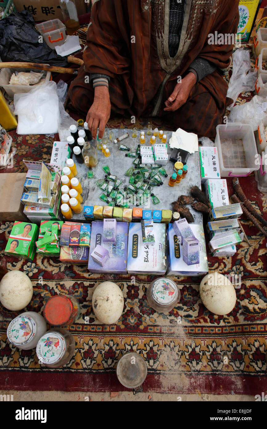 Man selling traditional medicine at Douz weekly market Stock Photo