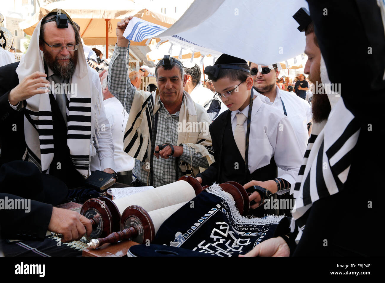 Bar Mitzvah at the Western Wall in Jerusalem Stock Photo - Alamy