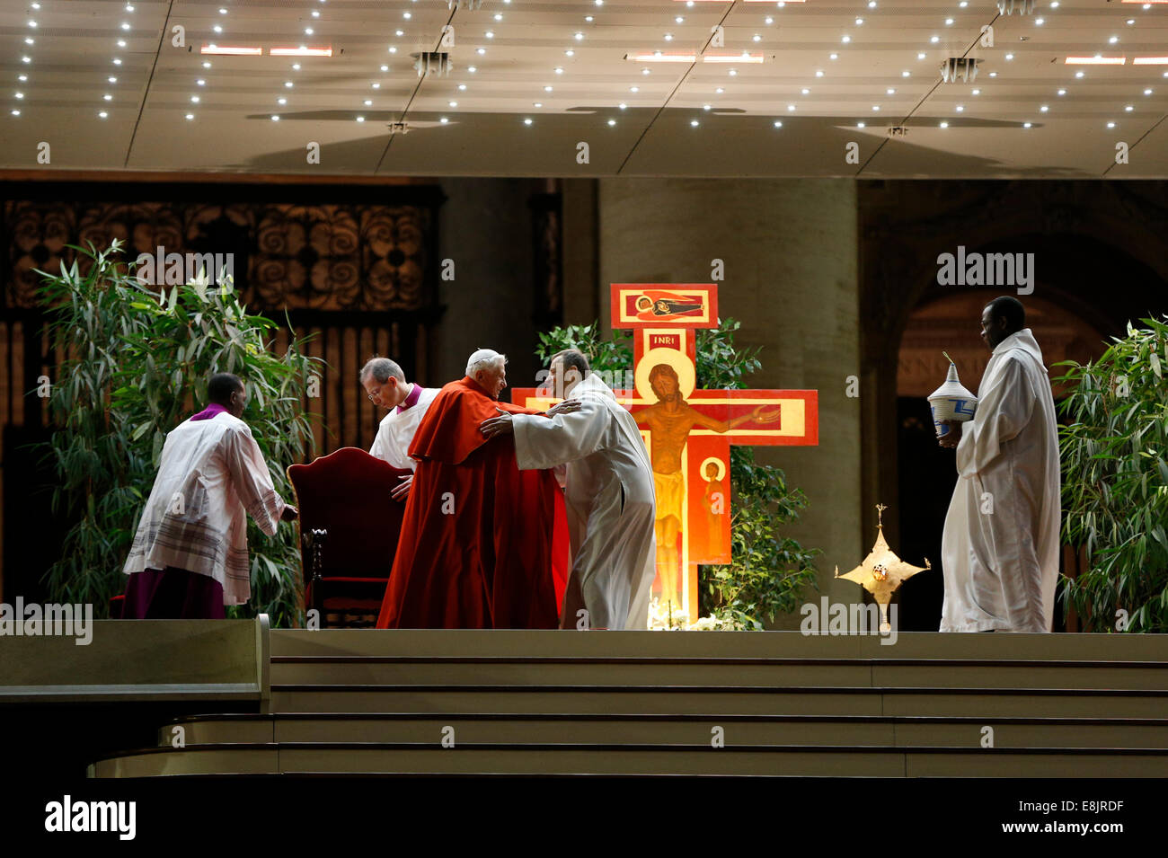 Pope Benedict XVI and Brother Alois celebrate prayer with the pilgrims from Taize. St Peter's square. Stock Photo