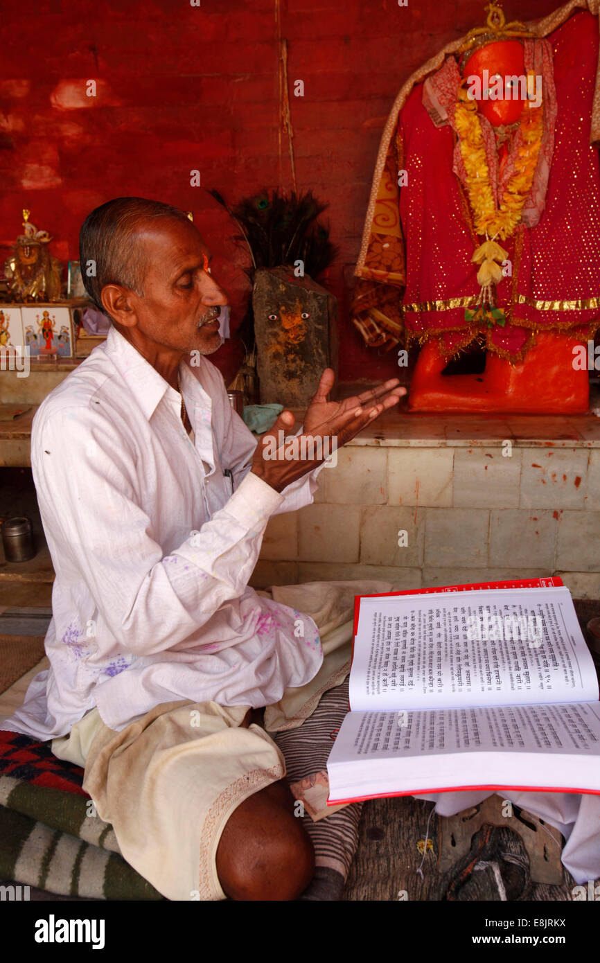 Hindu priest reading the Ramayana Stock Photo Alamy