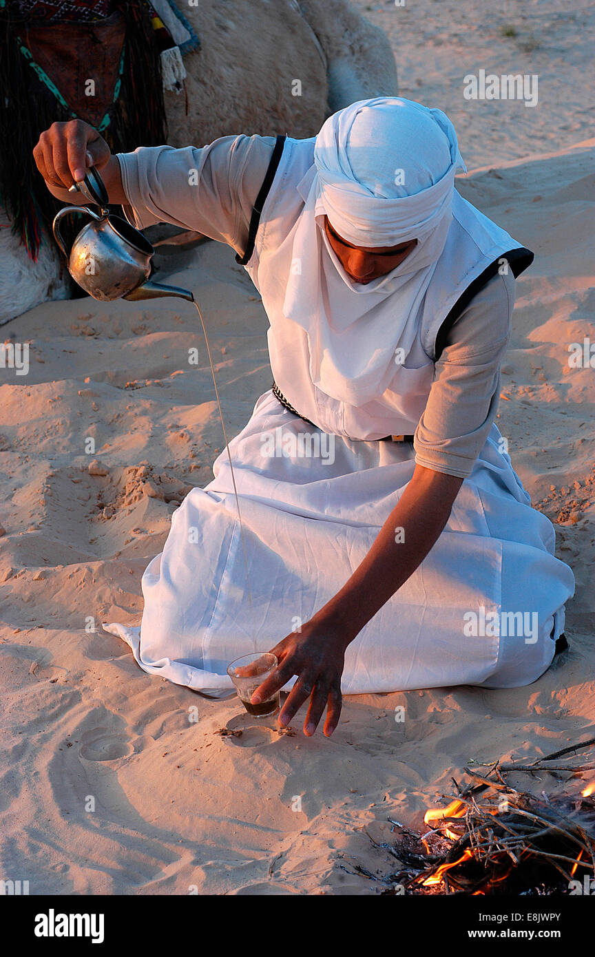 Bedouin serving tea in the Sahara Stock Photo Alamy