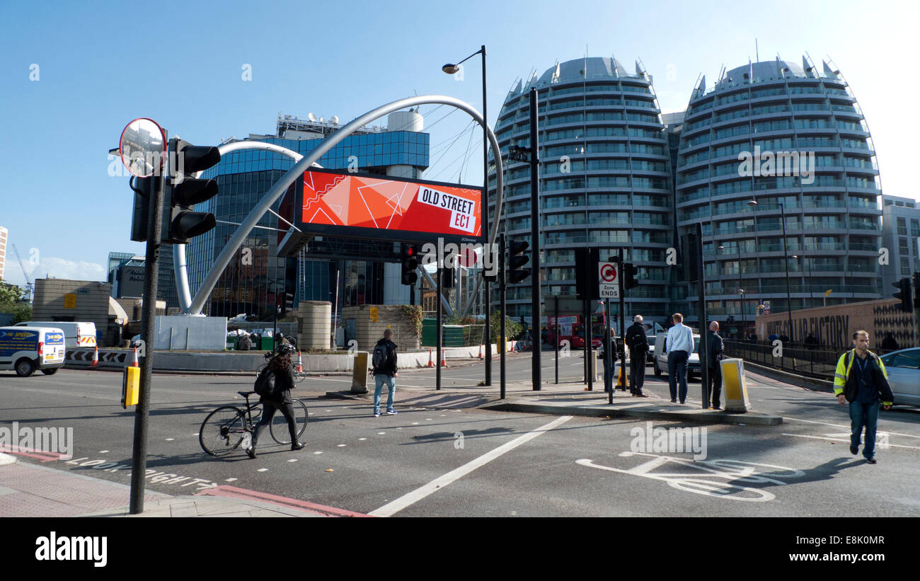 London, UK. 9th October, 2014.   In autumn sunshine pedestrians and cyclists navigate the Old Street "Silicon" roundabout at midday.  Despite a rainy outlook forecast the day continues to be extremely windy but dry into the afternoon. Credit:  Kathy deWitt/Alamy Live News Stock Photo