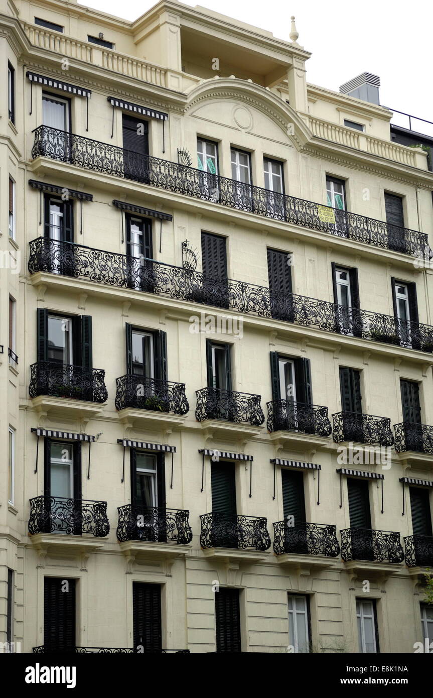 Buildings with balconies hi-res stock photography and images - Alamy