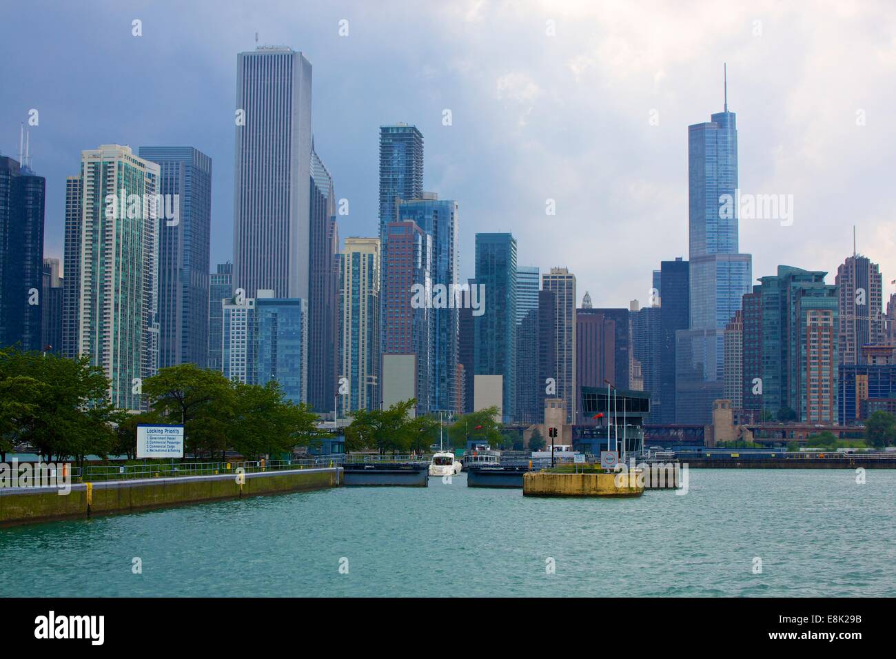 Entrance to Chicago River lock from Lake Michigan Stock Photo - Alamy