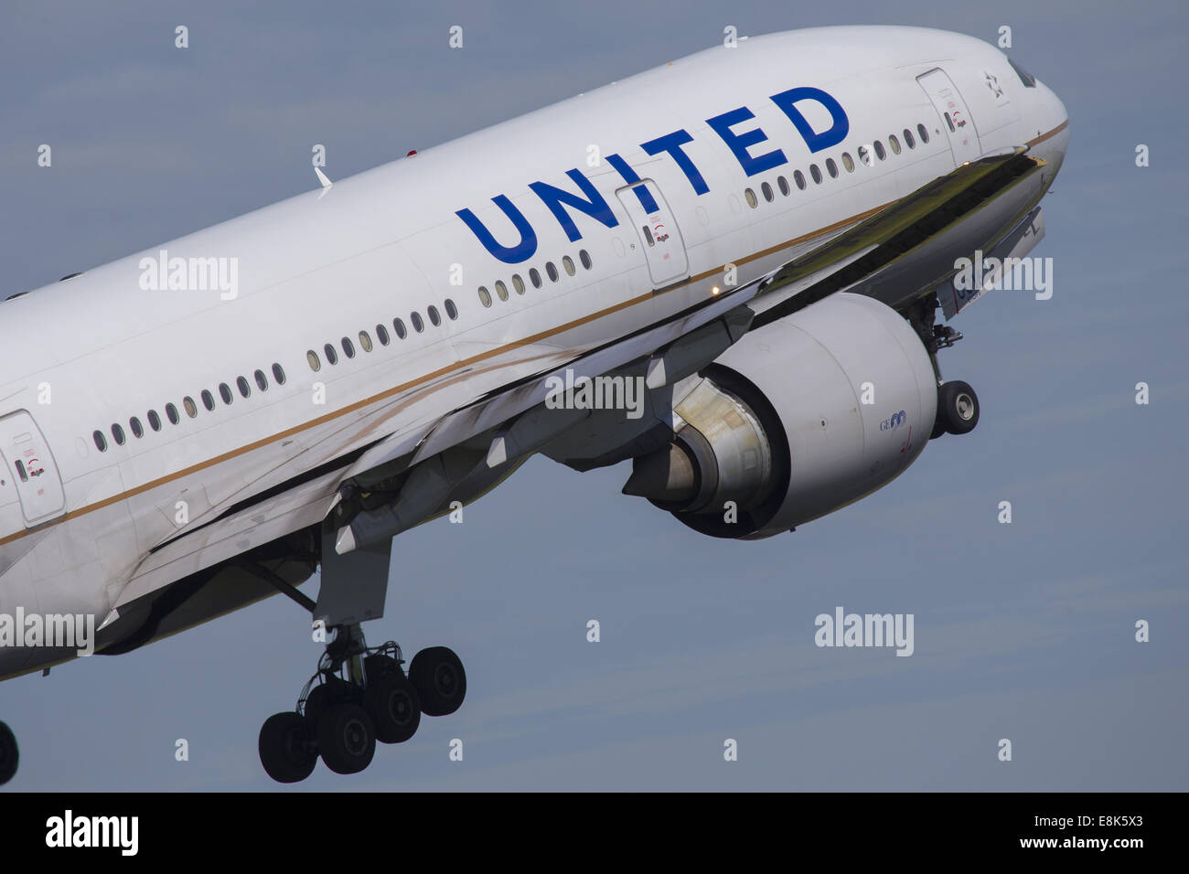 UNITED Airlines Boeing 777 taking off Stock Photo Alamy