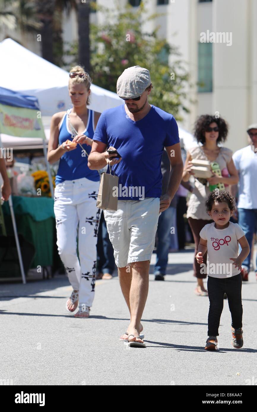 Leonardo DiCaprio and Toni Garrn shopping at the Beverly Hills Farmers  Market. Leonardo DiCaprio took particular interest in tasting some pressed  juices. Featuring: Leonardo DiCaprio,Toni Garrn Where: Los Angeles,  California, United States