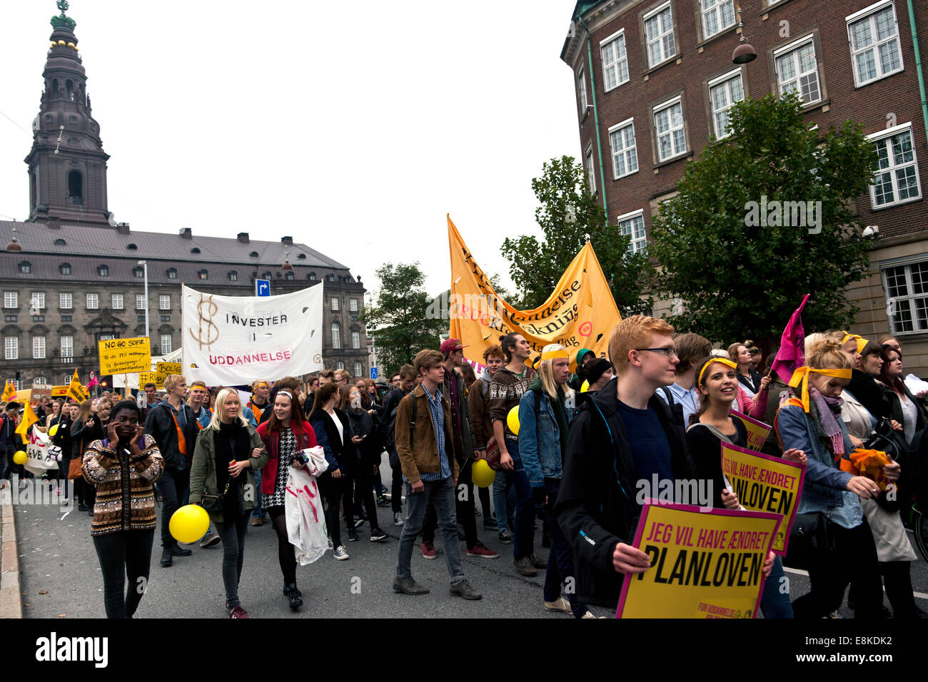 Copenhagen, Denmark. 9th October, 2014. Demonstration train gathering thousands of youth is leaving the parliament (building, left). The youth is facing an unemployment rate of 20% and they demand more jobs and better education. Credit:  OJPHOTOS/Alamy Live News Stock Photo