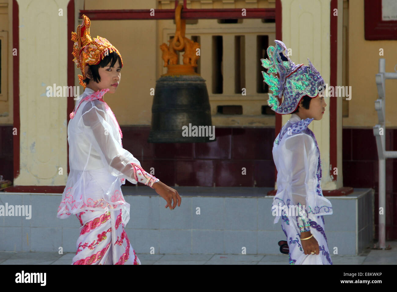 Myanmar traditional dress hi-res stock photography and images - Alamy