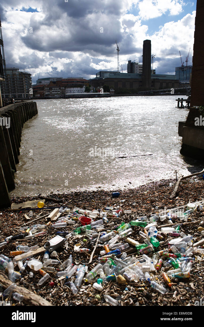 River pollution UK: low tide reveals washed up plastic waste litter rubbish on the River Thames foreshore, London, UK. Stock Photo