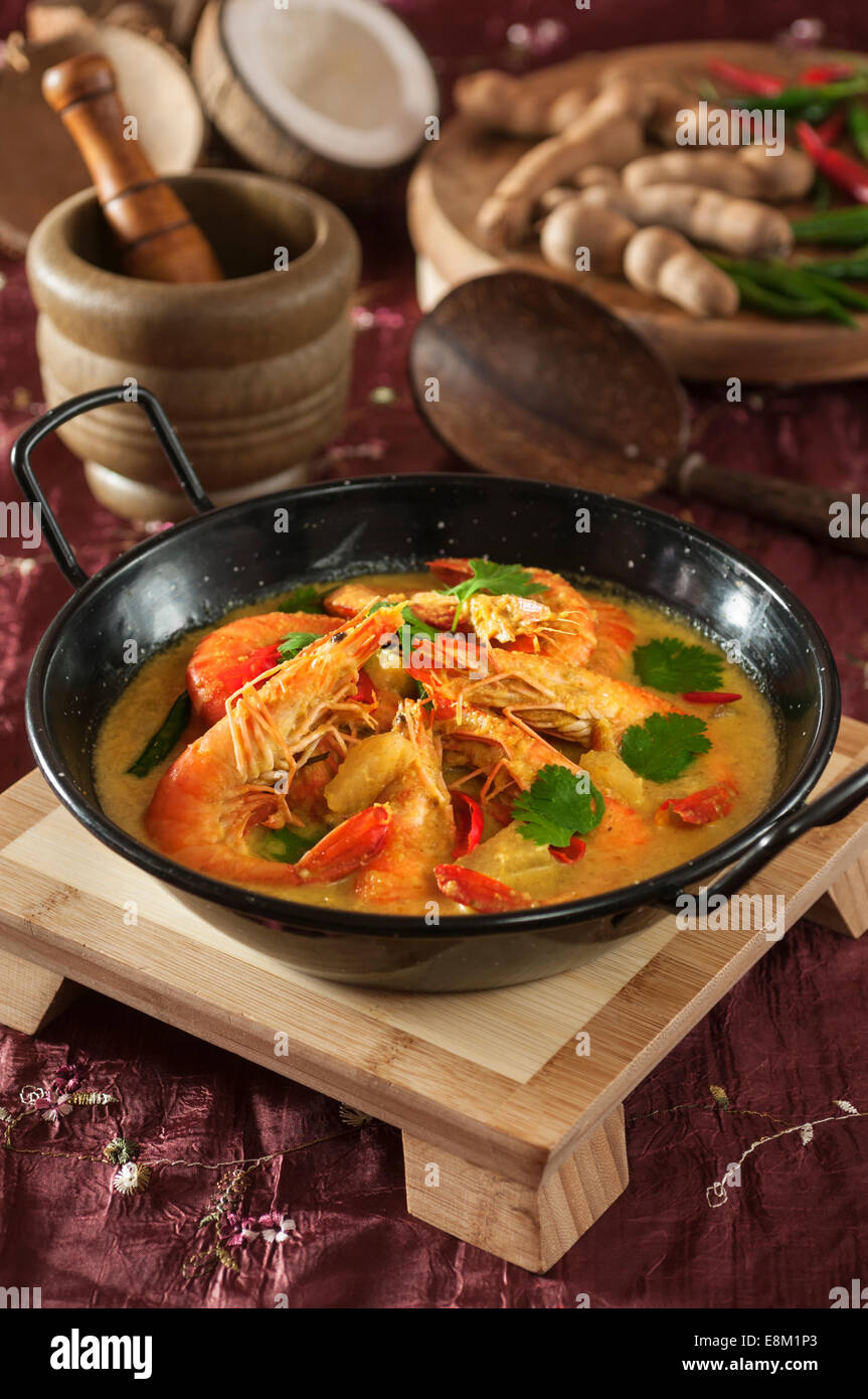 Udang masak lemak nenas. Prawns and pineapple in spicy coconut milk