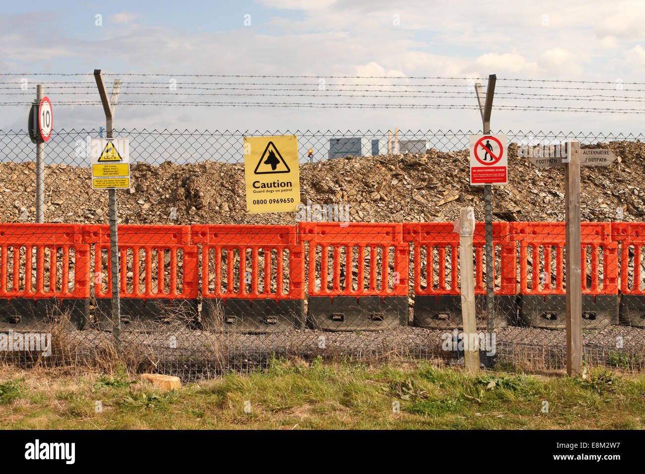 Security Perimeter Sign Hinkely Point C warning signs on the security perimeter fence guard ...