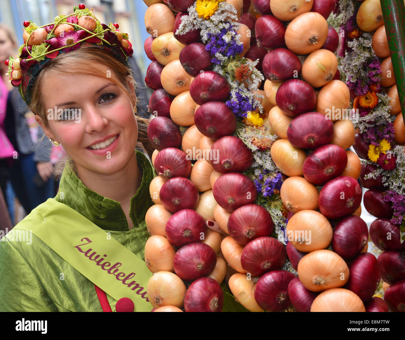Weimar, Germany. 10th Oct, 2014. Onion market queen Stefanie I, 28 year old Stefanie Loeser (L), at the 361st onion market in Weimar, Germany, 10 October 2014. The market continues until 12 October with more than 550 stands. Credit:  dpa picture alliance/Alamy Live News Stock Photo