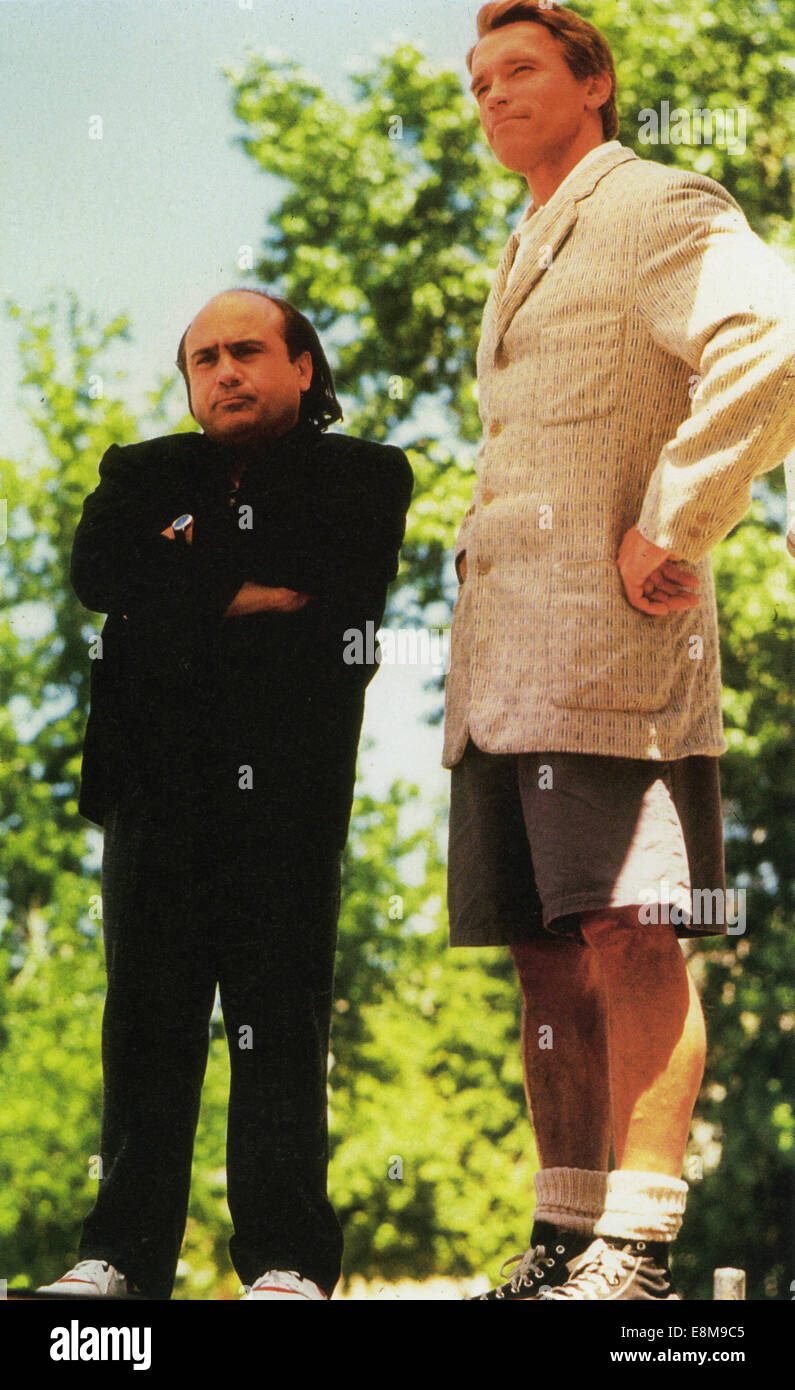TWINS 1988 Universal Pictures film with Danny DeVito at left and Arnold Schwarzenegger Stock Photo