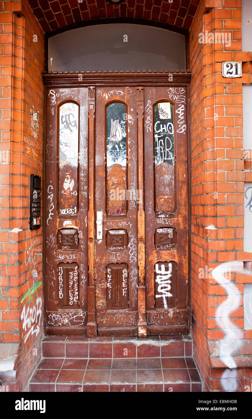 House entrance with graffiti, Linden, Hanover, Lower Saxony, Germany, Europe, Stock Photo