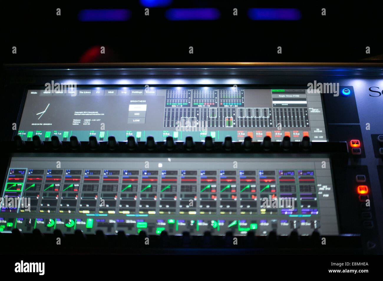 Dj mixing decks hires stock photography and images Alamy